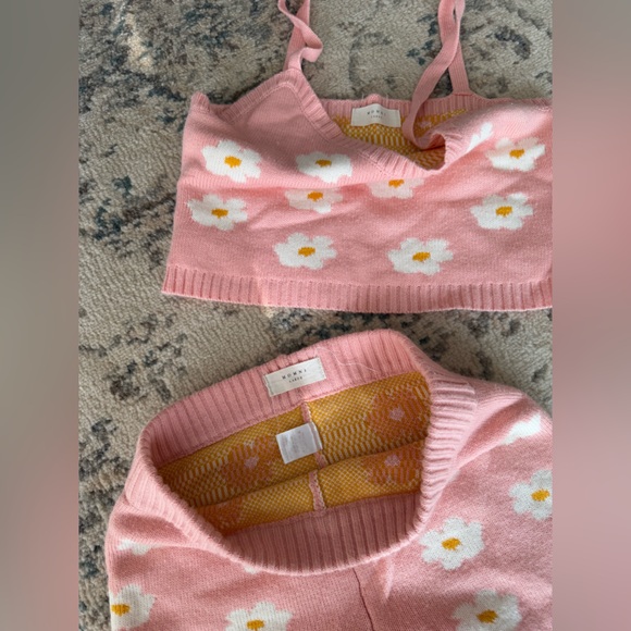 Pink Daisy Sweater Tank & Shorts - Picture 3 of 3